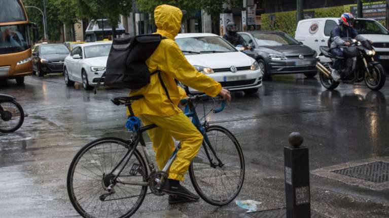 Βροχές, σποραδικές καταιγίδες και άνοδο της θερμοκρασίας