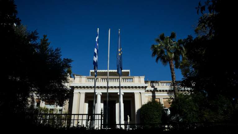 Politico: «Δώρο» στην κυβέρνηση η έκθεση της Κομισιόν