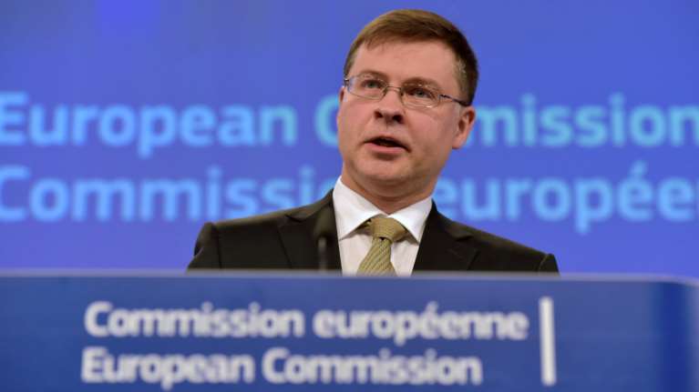 Ντομπρόβσκις: Μετά τον Φλεβάρη η α&#39; δόση από την επιστροφή κερδών της ΕΚΤ