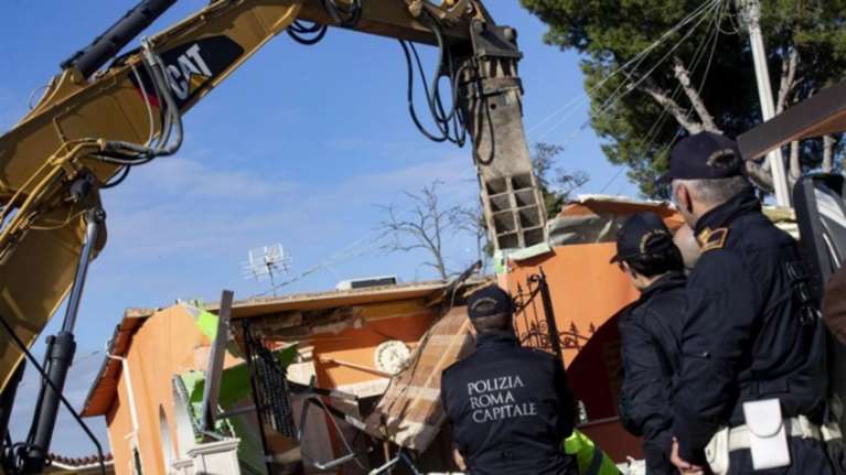 Μπουλντόζες κατεδάφισαν βίλες μαφιόζικης φατρίας στην Ιταλία