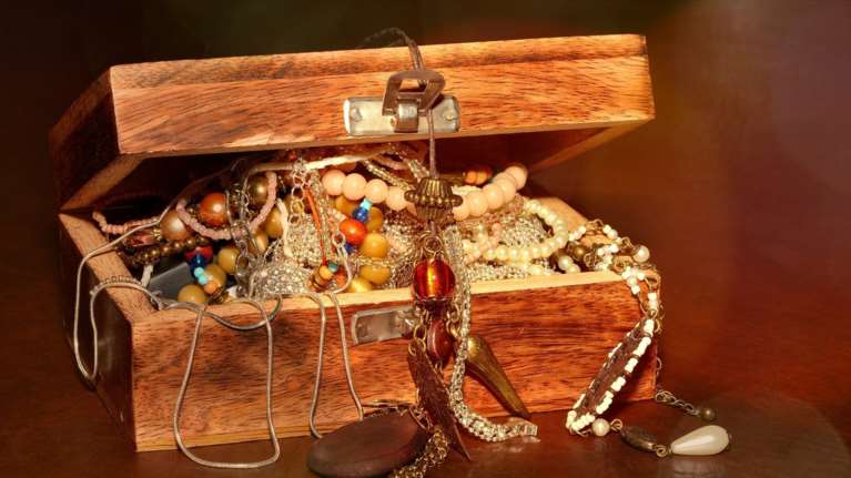 Άραβας άφησε κασελάκι με κοσμήματα σε πασίγνωστη Ελληνίδα τραγουδίστρια