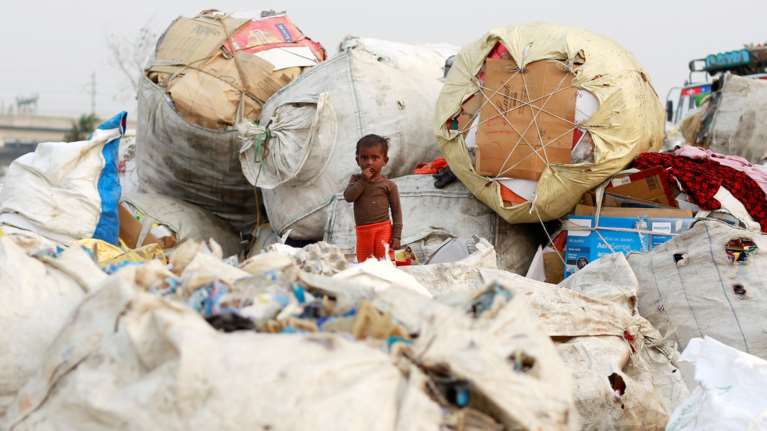 Iνδία: Τρένο πέρασε πάνω από μωρό και το μωρό είναι σώο και αβλαβές