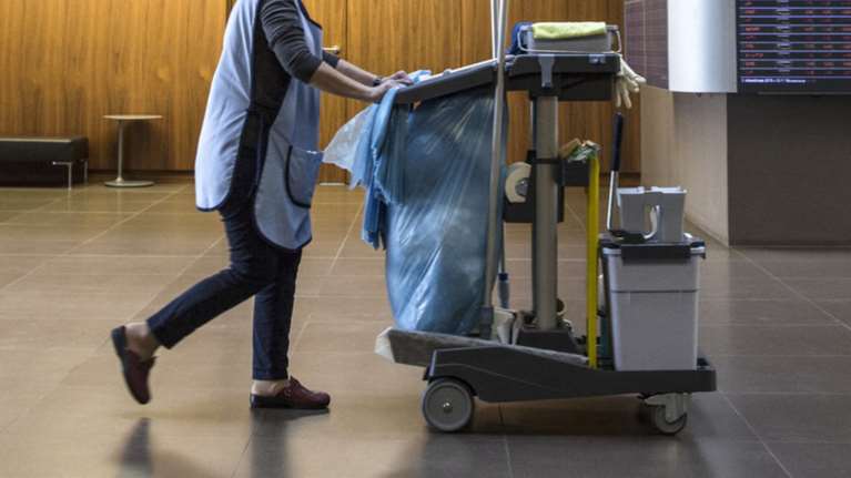 Καθαρίστρια: «Ντρέπομαι, αλλά ήθελα μια καλύτερη ζωή για τα παιδιά μου»