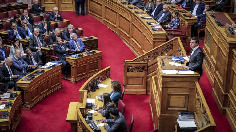 Σύγκρουση κορυφής Τσίπρα -  Μητσοτάκη στη Βουλή για πανεπιστήμια και ανομία