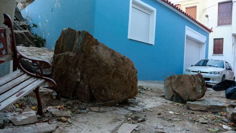 Νυχτερινή κατολίσθηση μεγάλων βράχων στο Πλωμάρι Λέσβου