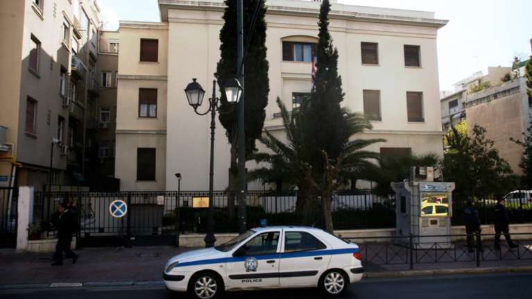 Πρώην Εύελπις ο Σέρβος που εισέβαλε με μαχαίρια στην πρεσβεία της Σερβίας