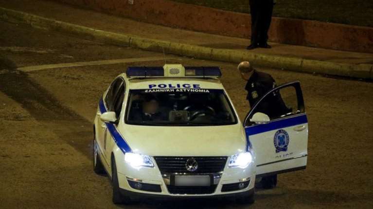 Κινηματογραφική καταδίωξη τη νύχτα - Έσπαγε τις μπάρες από τα διόδια