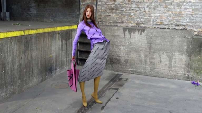 Πρόσωπα βουλιάζουν, σώματα λυγίζουν: διχάζει η καμπάνια του Balenciaga