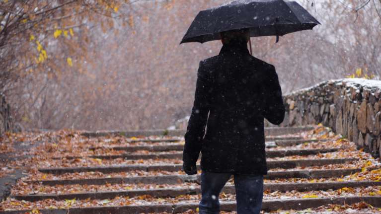 Καταιγίδες και μεγάλη πτώση της θερμοκρασίας