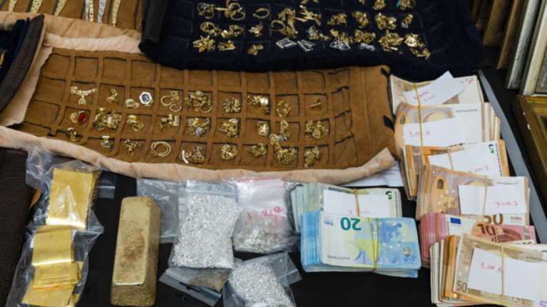 Χρυσό 300 εκατ. € έχει διακινήσει η σπείρα με τον ενεχυροδανειστή