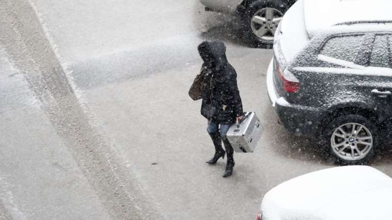 Χιονίζει σε Τρίκαλα και Κοζάνη - στους δρόμους μηχανήματα