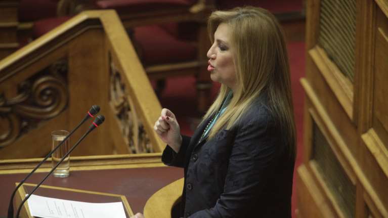 Η Γεννηματά προτείνει διακομματική επιτροπή για το εκκλησιαστικό