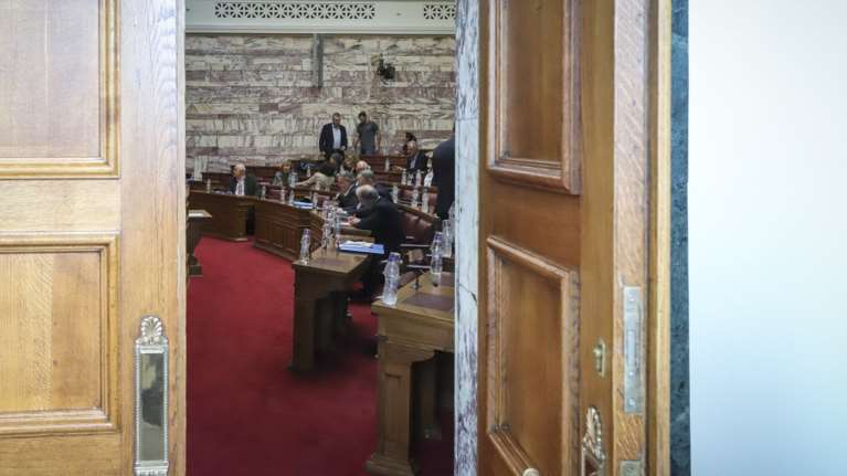 Βουλή: Κόντρα ΣΥΡΙΖΑ, ΝΔ και ΔΗΣΥ για τις σχέσεις Κράτους- Εκκλησίας