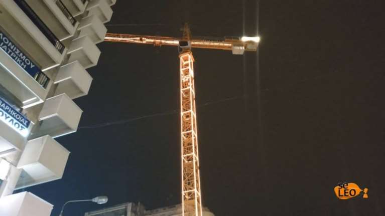 Φωτίστηκαν οι γερανοί του Μετρό στη Θεσσαλονίκη (φωτό και βίντεο)