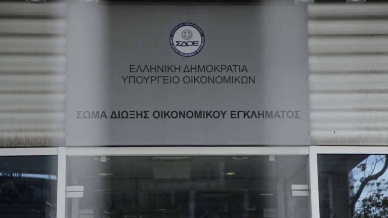 Το ΣΔΟΕ εντόπισε 12,5 εκατ. τεμάχια λαθραίων τσιγάρων με τη βοήθεια σκύλου