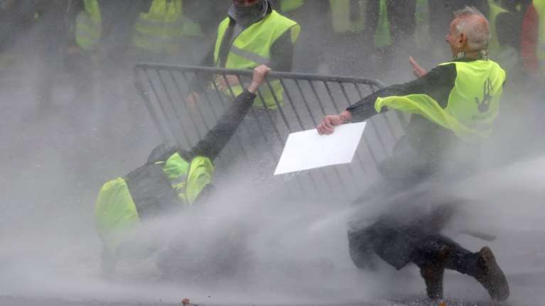 Επεισόδια με τα «κίτρινα γιλέκα» και στις Βρυξέλλες