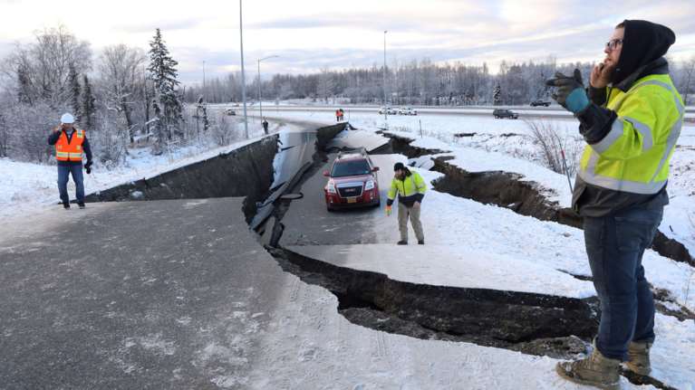 Άνοιξε η γη στην Αλάσκα μετά τον σεισμό των 7 Ρίχτερ