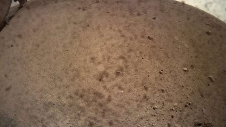 Οι πρώτες ολοκάθαρες φωτογραφίες του InSight από τον Άρη