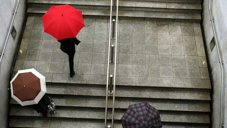 Συννεφιά με βροχές και μικρή άνοδο της θερμοκρασίας