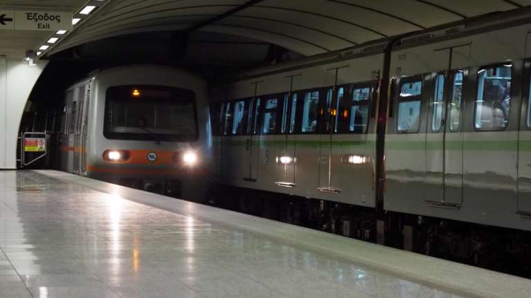 Τραυματίστηκε ηλικιωμένος που έπεσε στις ράγες του μετρό