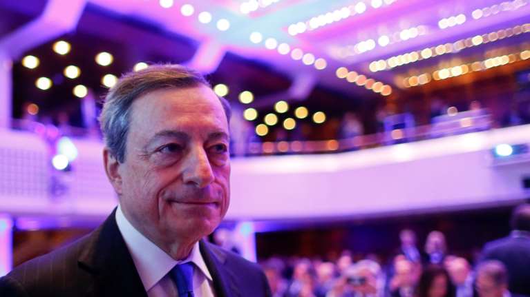 Bloomberg: Θα συνεχίσει τα «δώρα» στην ευρωζώνη ο… Αι Βασίλης Μάριο Ντράγκι