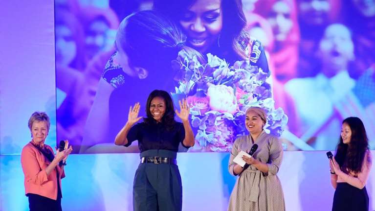 Υποδοχή ροκ σταρ για τη Μισέλ Ομπάμα από μαθητές στο Λονδίνο