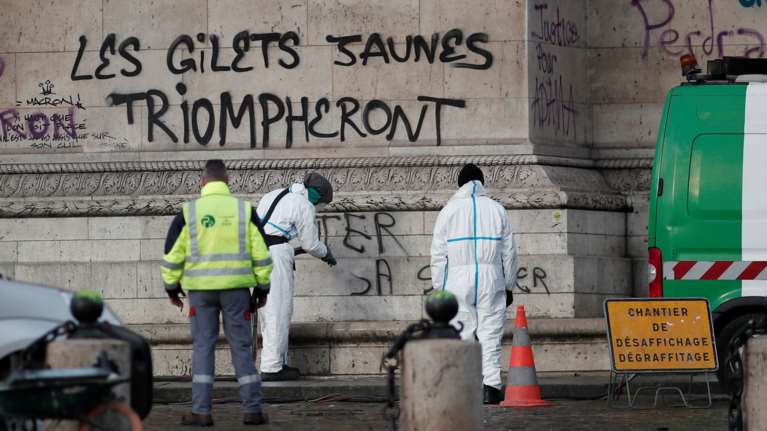 Ατακτη υποχώρηση Μακρόν: Παίρνει πίσω τις αυξήσεις στα καύσιμα