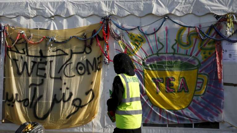 DW: Εκτός ελληνικών φυλακών η 23χρονη Σύρα βοηθός προσφύγων