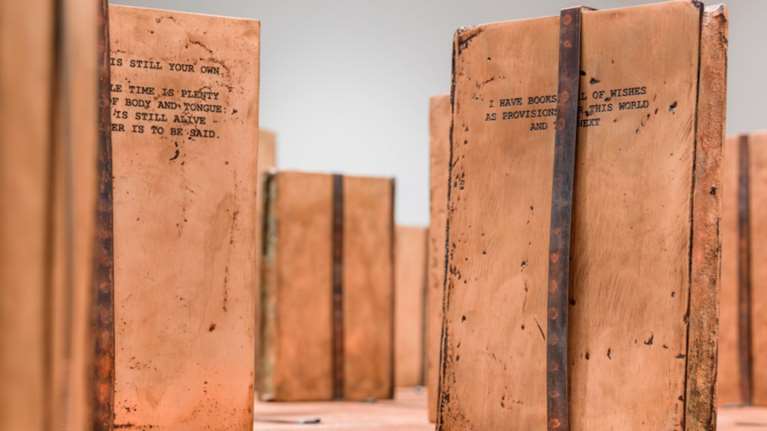 Όταν τα βιβλία συναντούν τη σύγχρονη εικαστική δημιουργία