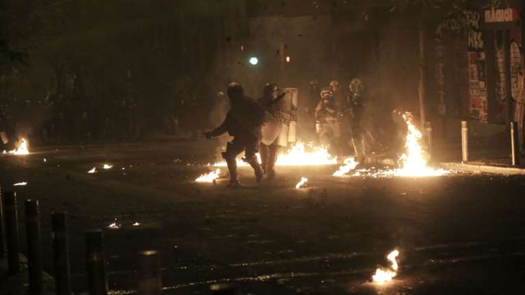 Eξάρχεια: Νύχτα επεισοδίων με μολότοφ, οδομαχίες &amp; τραυματίες