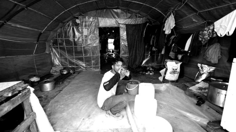 Βία, ρατσισμό και εκμετάλλευση βιώνουν οι μετανάστες αγρότες