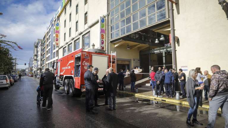 Υπό έλεγχο η πυρκαγιά στις αποθήκες του Jumbo στον Πειραιά