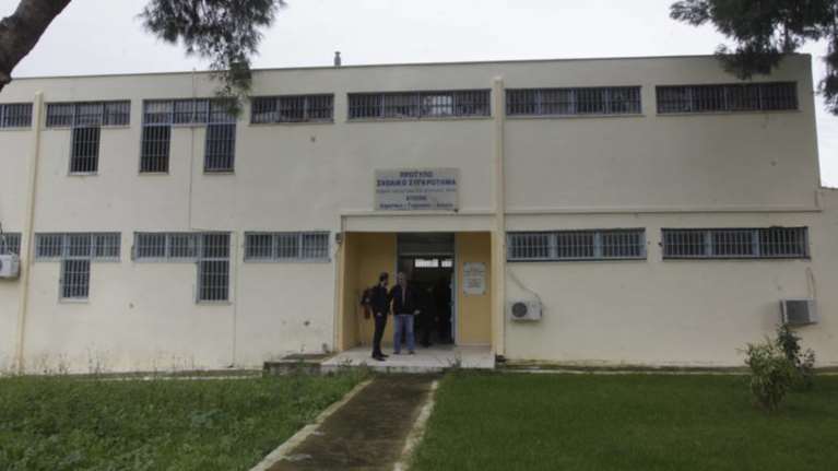 Δολοφονία φοιτήτριας στη Ρόδο:Ξυλοκόπησαν τον 19χρονο στο κελί του [video]