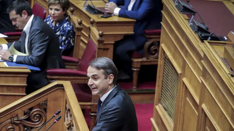 Κυριάκος: Ανταλλάξατε Σκοπιανό με συντάξεις - Τσίπρας: Ντροπή