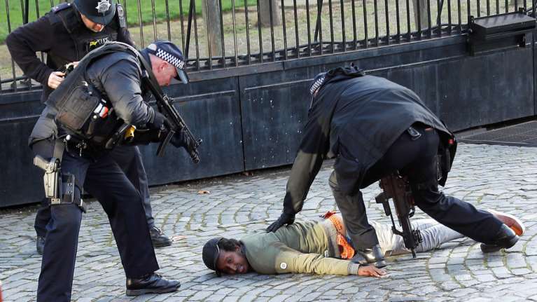 Συνελήφθη ύποπτος έξω από τη βρετανική Βουλή