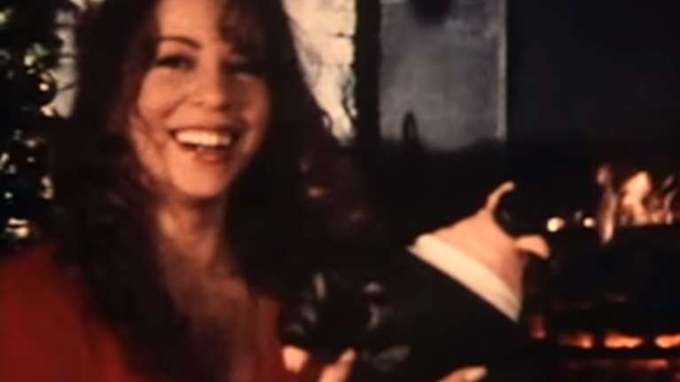 Πώς κάθε Χριστούγεννα η Μαράια Κάρεϊ κερδίζει χιλιάδες ευρώ