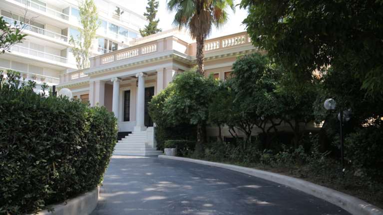 Μαξίμου: Δώστε ονόματα για τη συναλλαγή - ΝΔ: Ο κόσμος το έχει τούμπανο