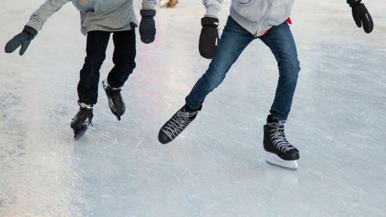 Χριστούγεννα  στο παγοδρόμιο του Μεγάρου