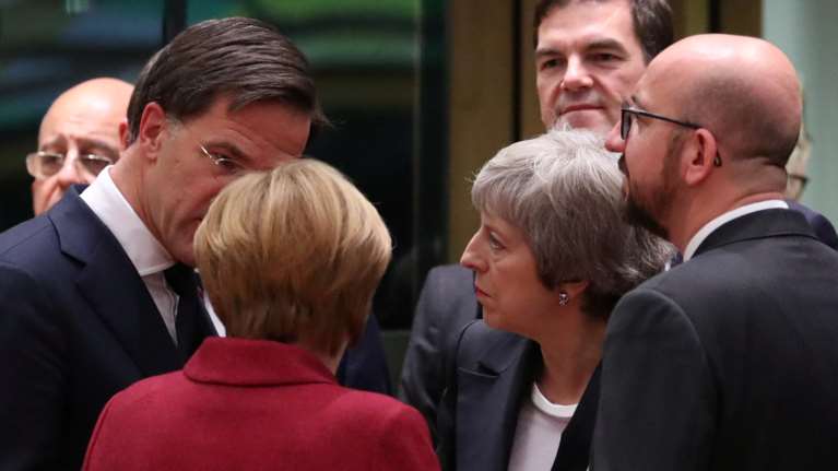 Παρασκήνιο από τη Σύνοδο για Brexit: Η Μέρκελ διέκοπτε τη Μέι