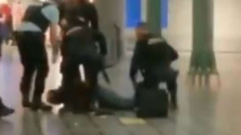 Θρίλερ με άνδρα που απειλούσε με μαχαίρι στο αεροδρόμιο του Άμστερνταμ-Vid