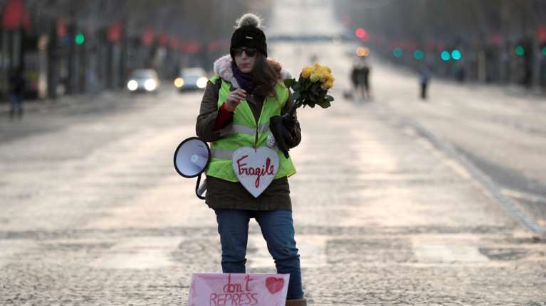 H &quot;εύθραυστη&quot; διαδηλώτρια που έγινε viral