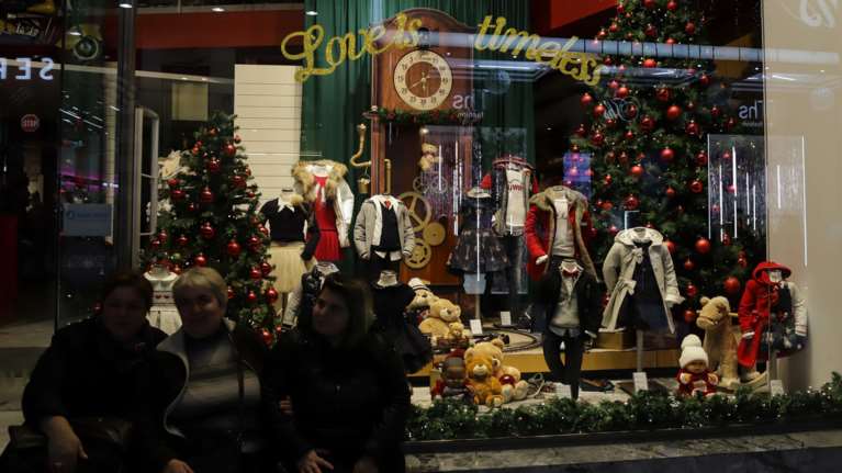 Ξεκίνησε το εορταστικό ωράριο των καταστημάτων