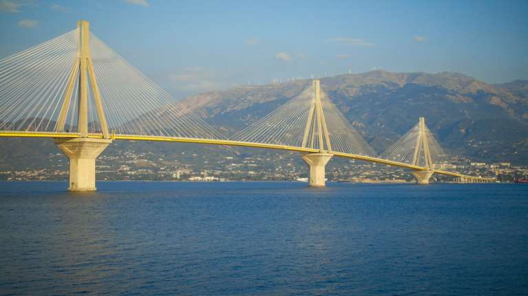 Άνδρας απειλεί να αυτοκτονήσει στη Γέφυρα Ρίου-Αντιρρίου