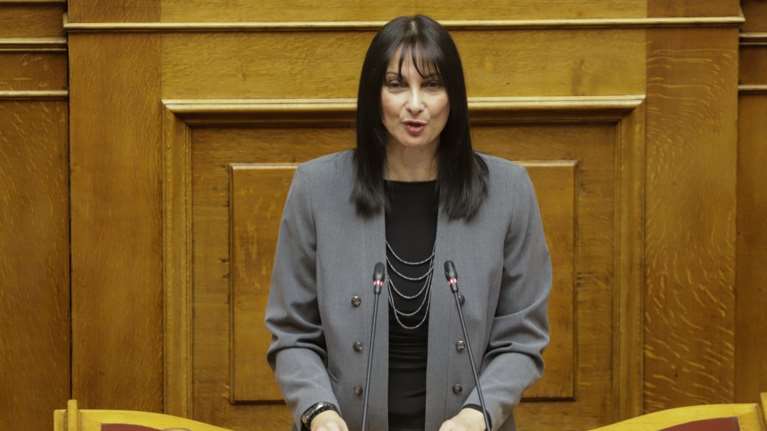 «Κλειστά χαρτιά» από Κουντουρά για τη θέση της στο Σκοπιανό