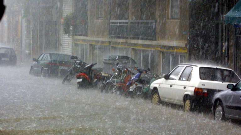 Επιμένει η κακοκαιρία: Βροχές και καταιγίδες την Τρίτη