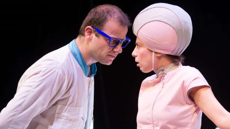 Δυο Θεοί - Το τέλος του κόσμου σε τέσσερις πράξεις στις Ροές