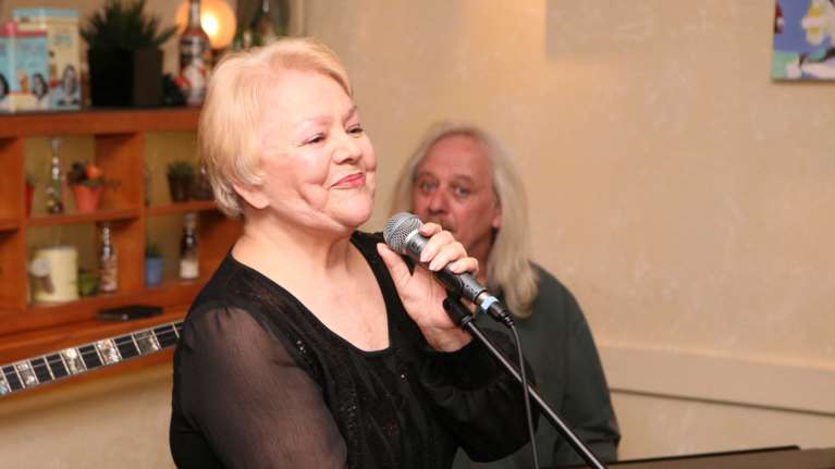 Συγκινεί η Μαίρη Λίντα: Τραγουδά από το γηροκομείο το «Λαός και Κολωνάκι»