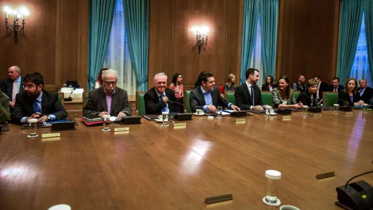 Το κυβερνητικό σχέδιο πίσω από τις αναγγελίες για προσλήψεις