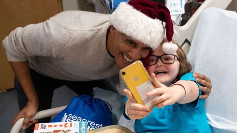 Ο Ομπάμα ντυμένος Αη Βασίλης σε νοσοκομείο Παίδων