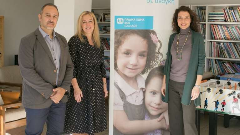 Η Sarkk ΑΒΕΕ προσφέρει ρούχα και υποδήματα για τα παιδιά